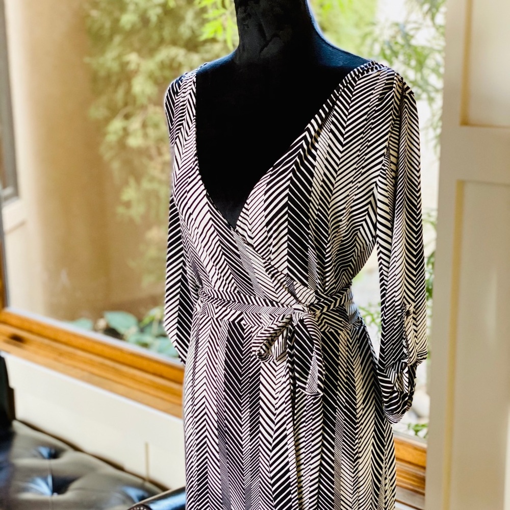 BCBGMAXAZRIA .. WRAP DRESS ..